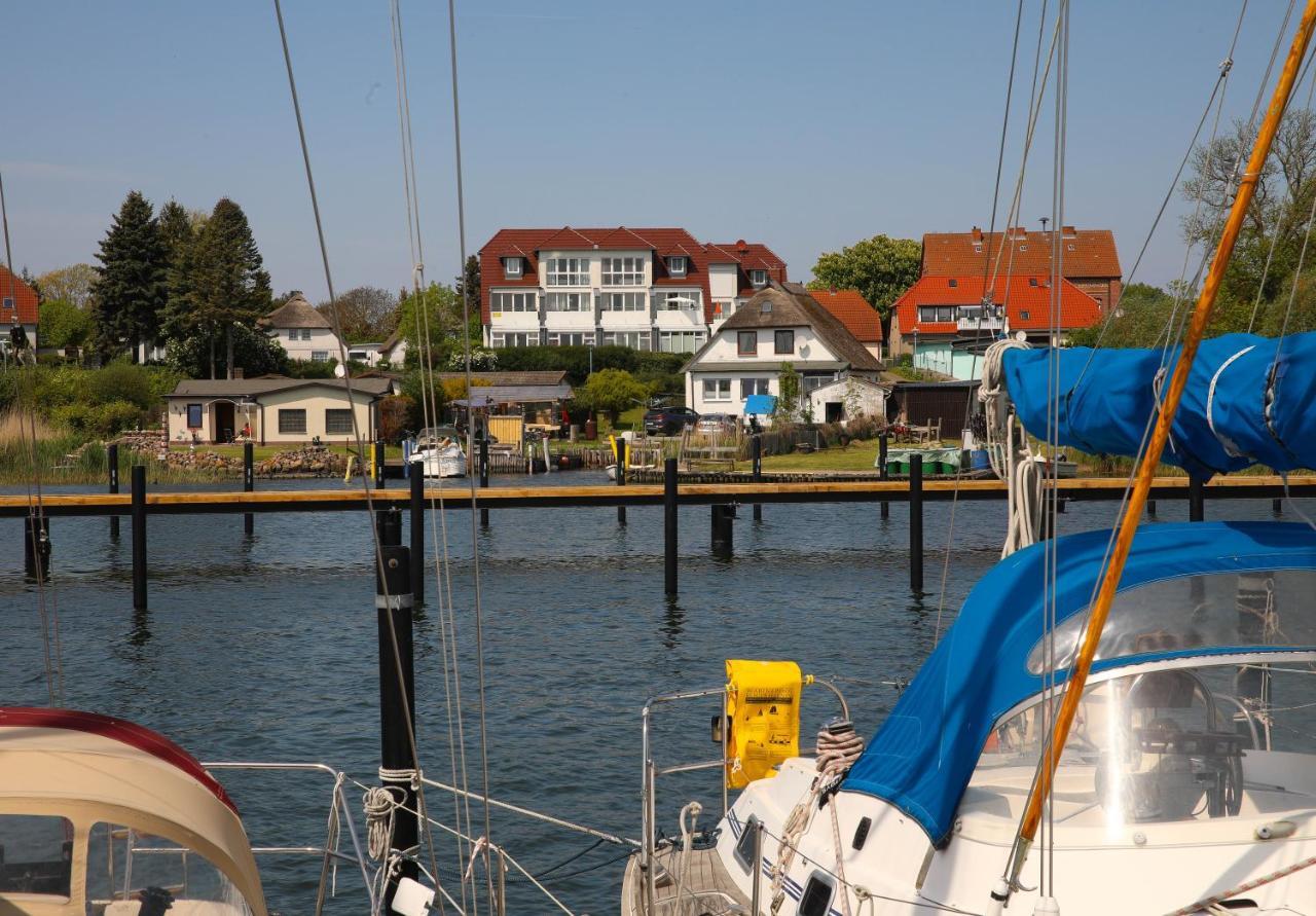 Ferienhaus Suedblick Am Yachthafen Бреґе Екстер'єр фото